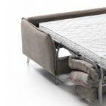 Detalle sofá cama moderno Roma con sistema de apertura italiano, fabricado España, variedad tejidos.