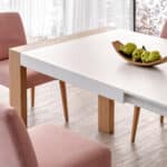 Mesa de comedor extensible PANDORA con tapa de madera de haya y patas macizas.
