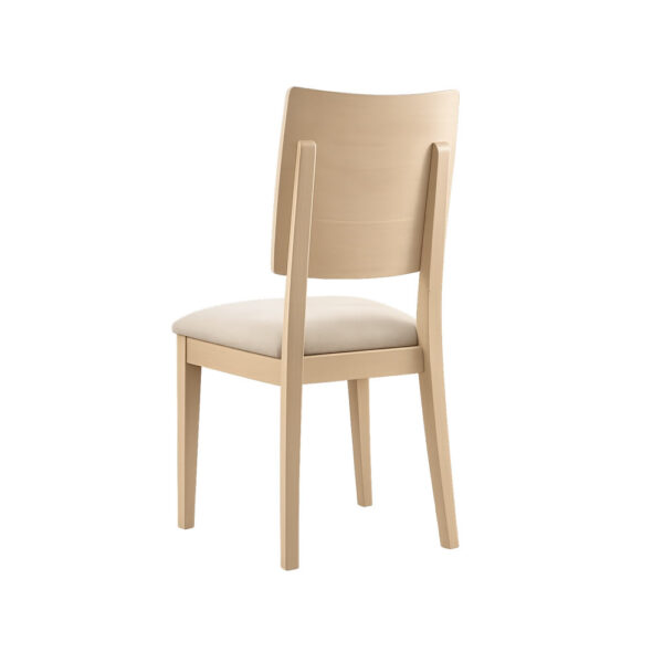 Silla ELSA tapizada con respaldo curvo y estructura de madera de haya, fabricada en España.