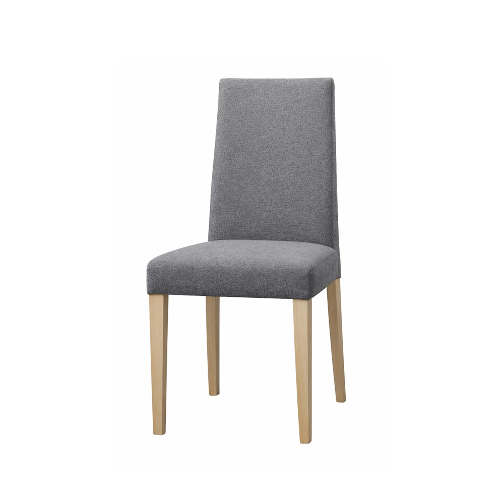 Silla tapizada JARA con estructura de madera de haya para comedor moderno.