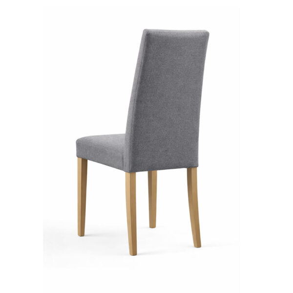 Silla JARA tapizada en madera de haya con diseño moderno y fabricada en España, variedad tejidos, personalizable.
