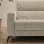 Sofá PACIFIC con sistema relax motorizado, patas metálicas y tejidos personalizables.