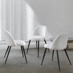 Silla ARTÉS moderna con estructura metálica y asiento tapizado para comedor.