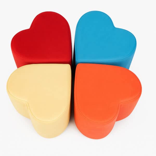 Puf tapizado Lubov modular con forma de corazón, combinable por unidades, disponible en varios tejidos, ideal para oficinas y hoteles, fabricado en España.