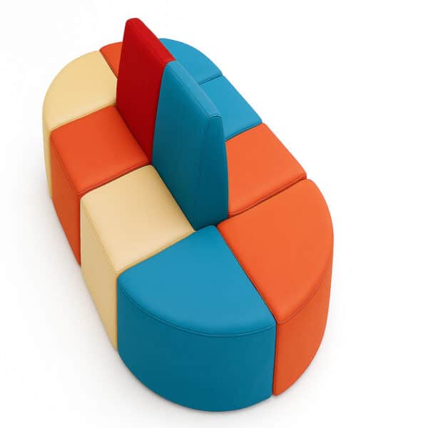 Bancada modular Xenia en isla, con módulos tapizados coloridos y diseño moderno ideal para crear zonas de espera atractivas y funcionales en espacios de hostelería.