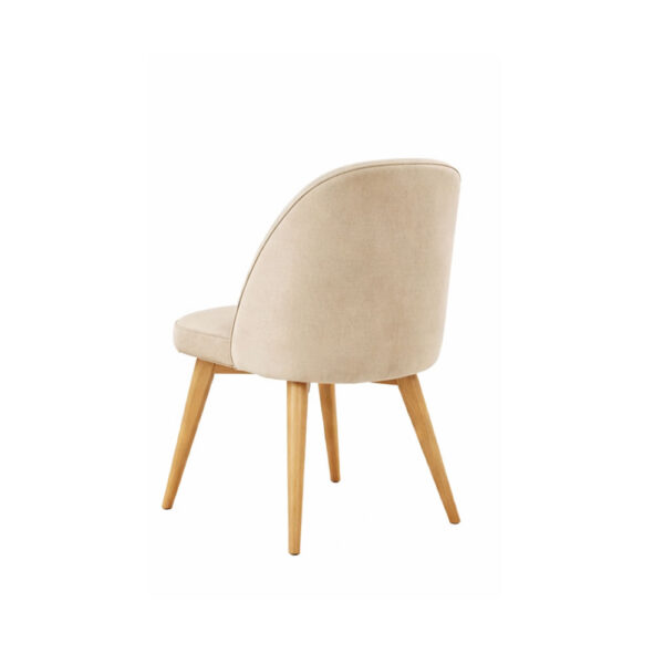Detalle de las patas de madera lacada de la Silla ETNA, base robusta y estable para diseño de interior.