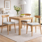 Abiente con silla ARCHI de madera de haya con asiento tapizado y diseño nórdico, fabricada en España.