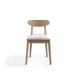 Silla de diseño minimalista con estructura de madera natural y asiento acolchado