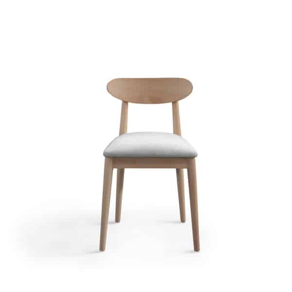 Silla de diseño minimalista con estructura de madera natural y asiento acolchado