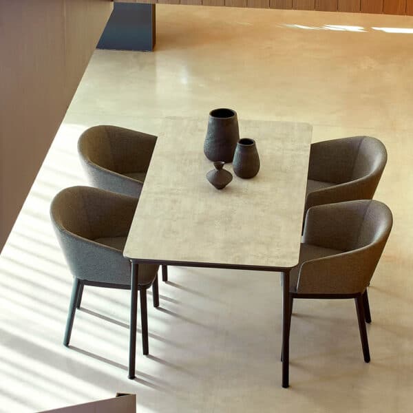 Mesa contract con sillas tapizadas de diseño para restaurantes, hoteles y espacios de hostelería.