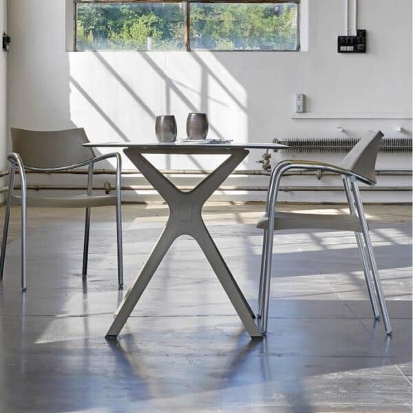 Mesa y sillas contract para interior y exterior, ideales para hostelería, terrazas y restaurantes.
