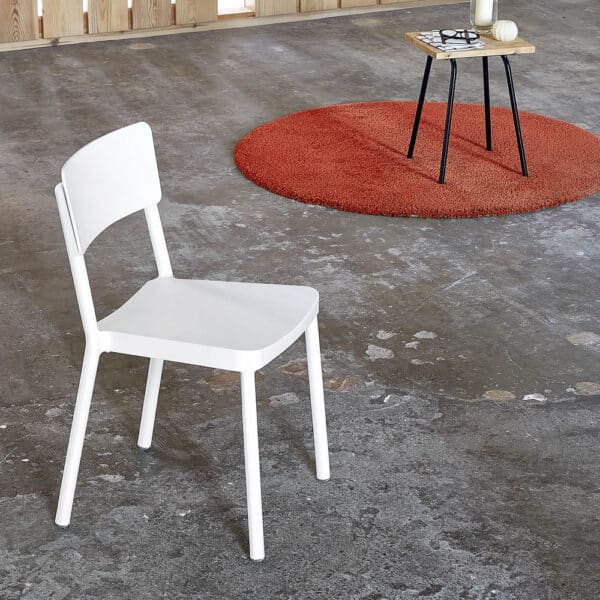 Silla contract de diseño moderno para hostelería, restaurantes y cafeterías de uso profesional. Fabricada en fibra de vidrio