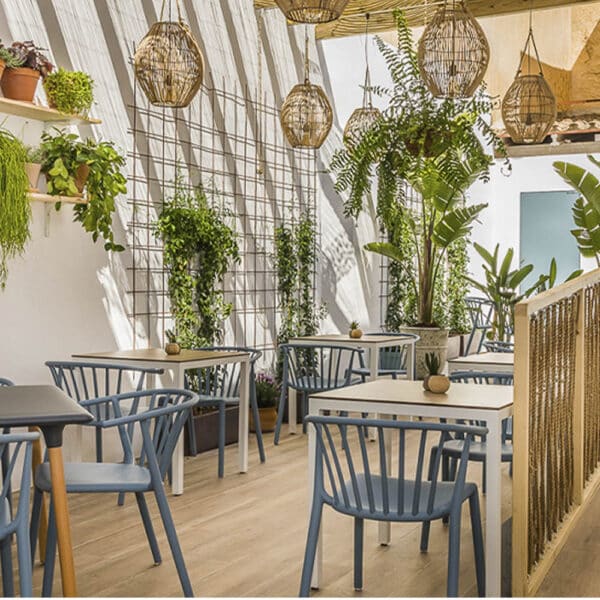 Restaurante de estilo mediterráneo con mobiliario contract, mesas y sillas de diseño para hostelería.