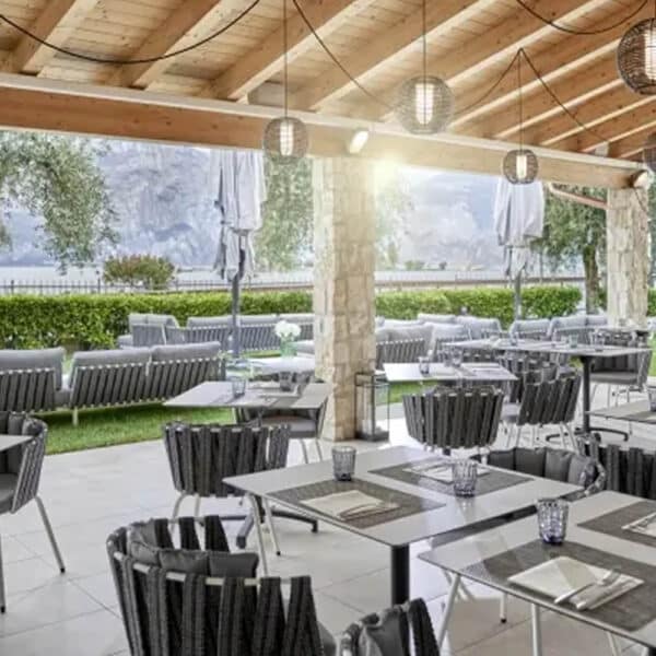 Proyecto de mobiliario contract para restaurantes con terraza moderna y ambiente acogedor.