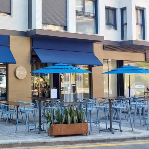 Mobiliario contract para terrazas de restaurantes con mesas y sillas de alta resistencia.