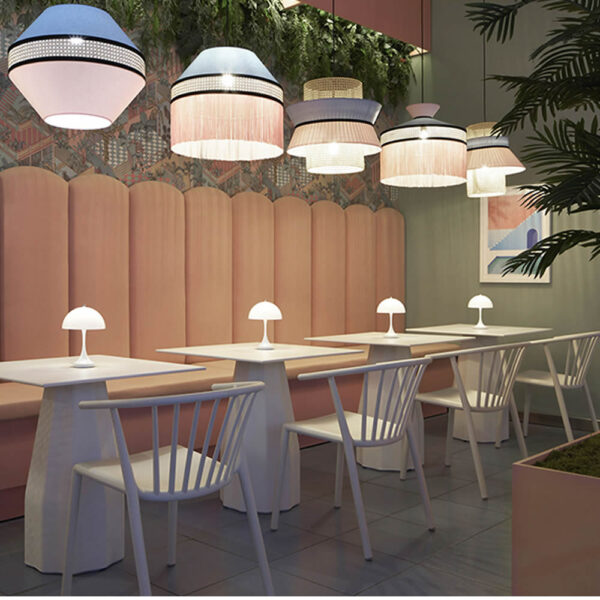 Espacio gastronómico con mesas y sillas contract que combinan confort y funcionalidad.