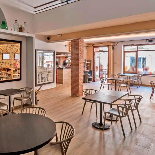 Mesas y sillas para hostelería en un espacio de restauración con estilo contemporáneo.