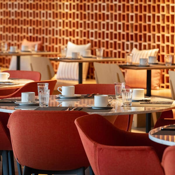 Ambiente de restaurante con mobiliario profesional para hostelería y restauración.