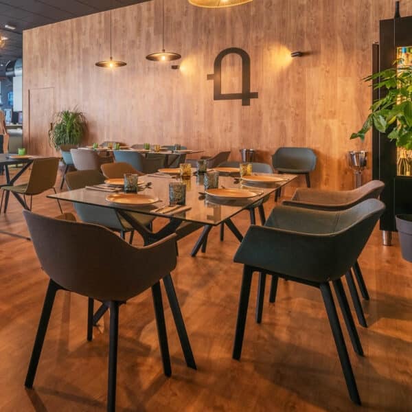 Mobiliario de hostelería y contract con sillones o sillas de diseño para restaurantes modernos.