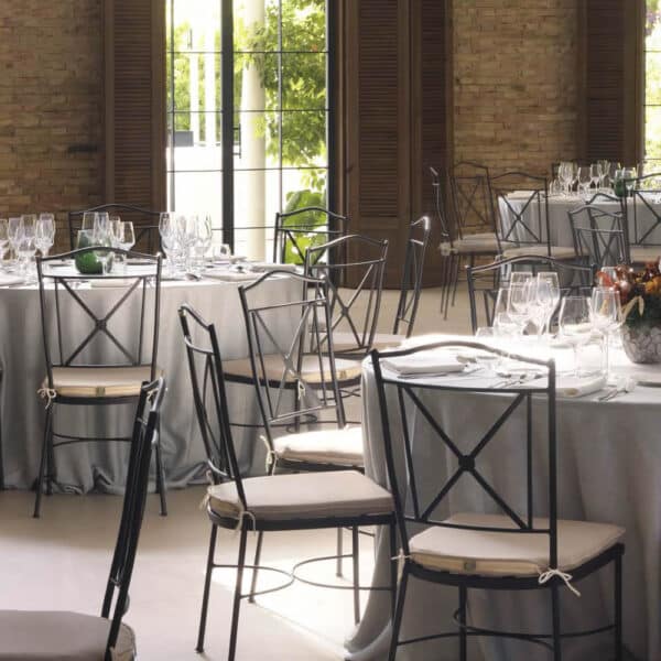 Salón para eventos con sillas contract de diseño y mobiliario profesional para hostelería.
