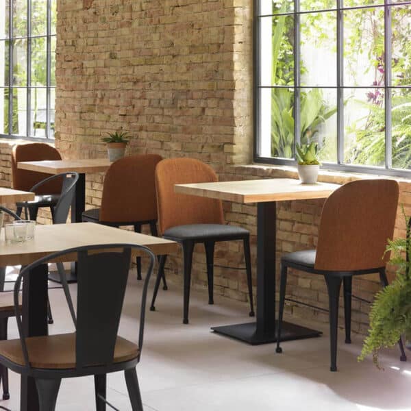 Mobiliario profesional para restaurantes con mesa moderna y sillas tapizadas confortables.