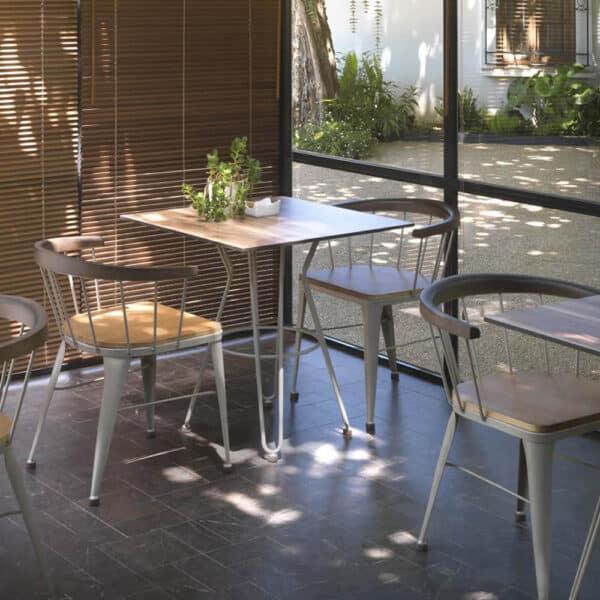 Mobiliario profesional para restaurantes con mesa moderna y sillas con asiento madera confortables.