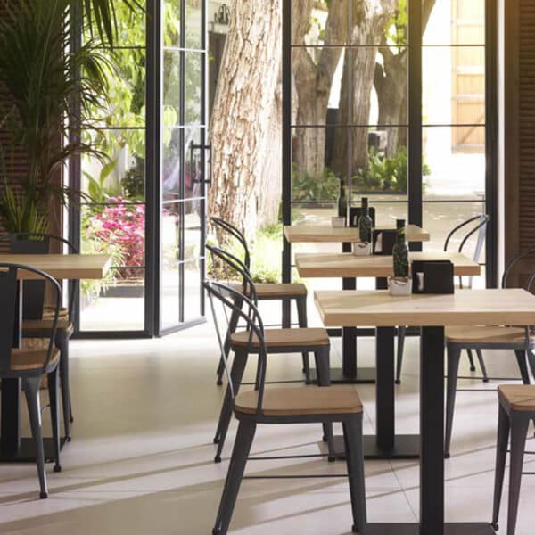 Mobiliario contract para restaurantes con mesas de madera y sillas de estilo contemporáneo.