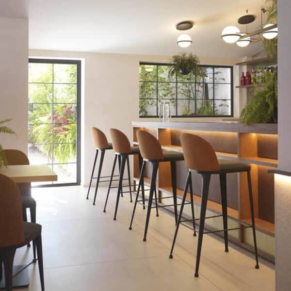 Taburetes profesionales para cafeterías y restaurantes con estructura metálica de alta calidad.