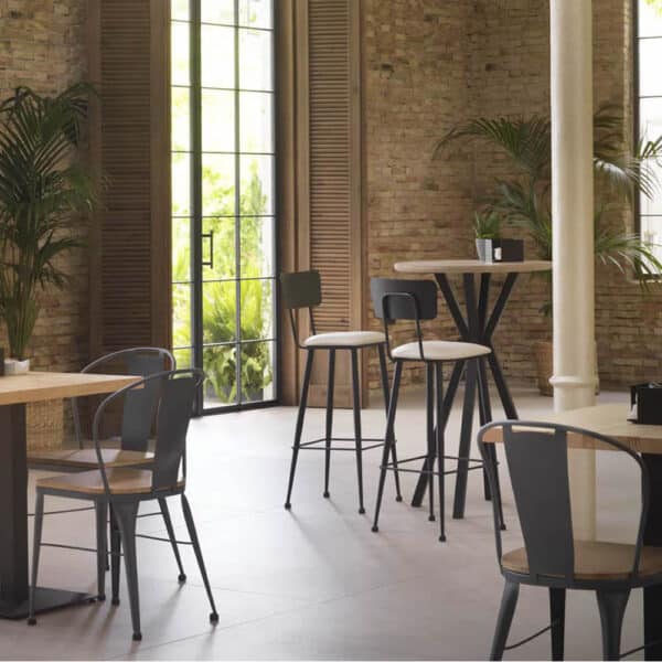 mesas, sillas y taburetes de diseño industrial para hostelería, bares y proyectos de mobiliario contract.