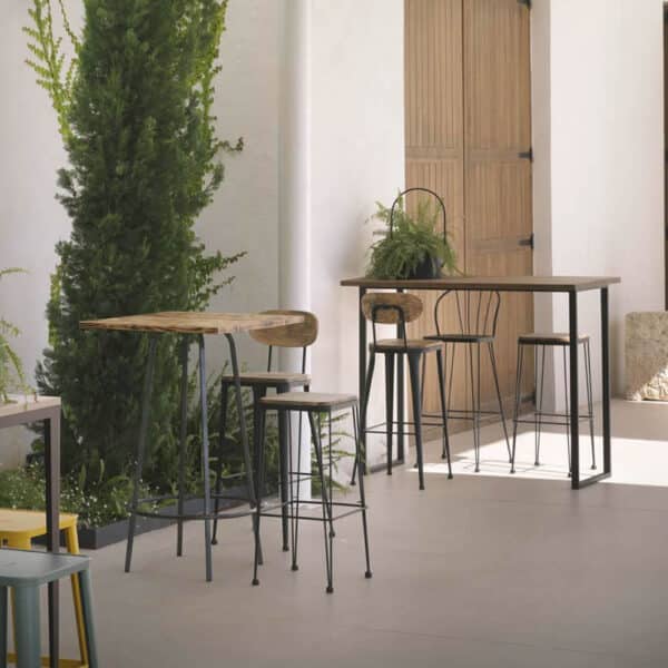 Mobiliario de hostelería con taburetes altos ideales para barras, hoteles y espacios gastronómicos.
