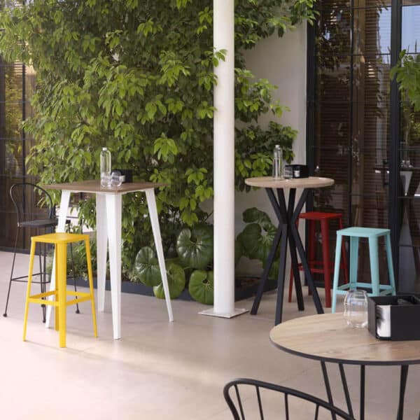 Taburetes profesionales para cafeterías y restaurantes con estructura metálica de alta calidad.