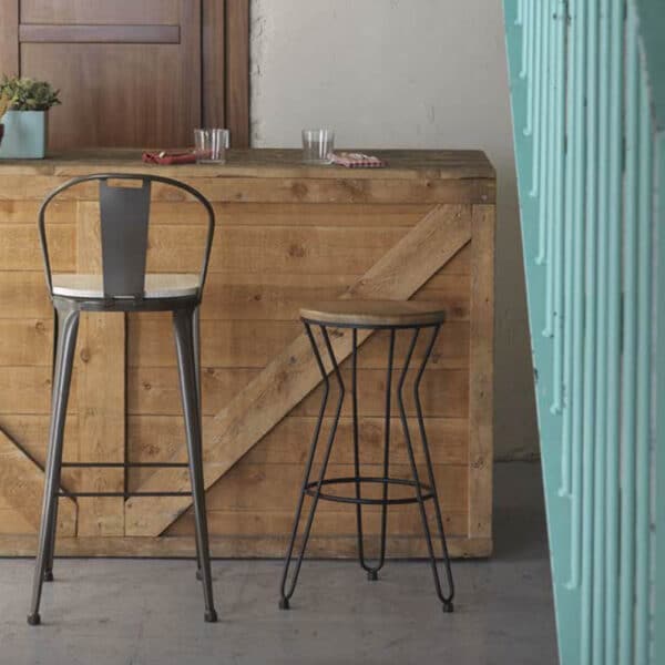 Taburetes altos de diseño industrial para hostelería, bares y proyectos de mobiliario contract.