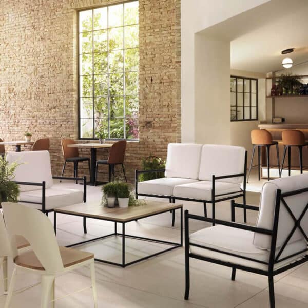 Zona lounge de hotel con mobiliario contract de diseño para hostelería y espacios de descanso.