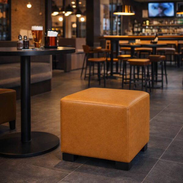 Ambiente pouf Belinda con forma cuadrada y patas. Hostelería y contract.