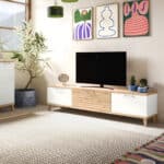 Moderno mueble TV con patas inclinadas, personalizable, contenedores moldurados.
