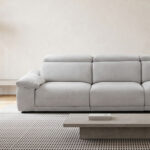 Detalle sofá contemporáneo Athenas, reclinable y brazos con baúl.